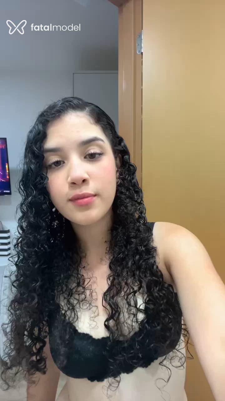 Acompanhante mulher com cabelo castanho de olhos castanhos - Giovanna Meireles