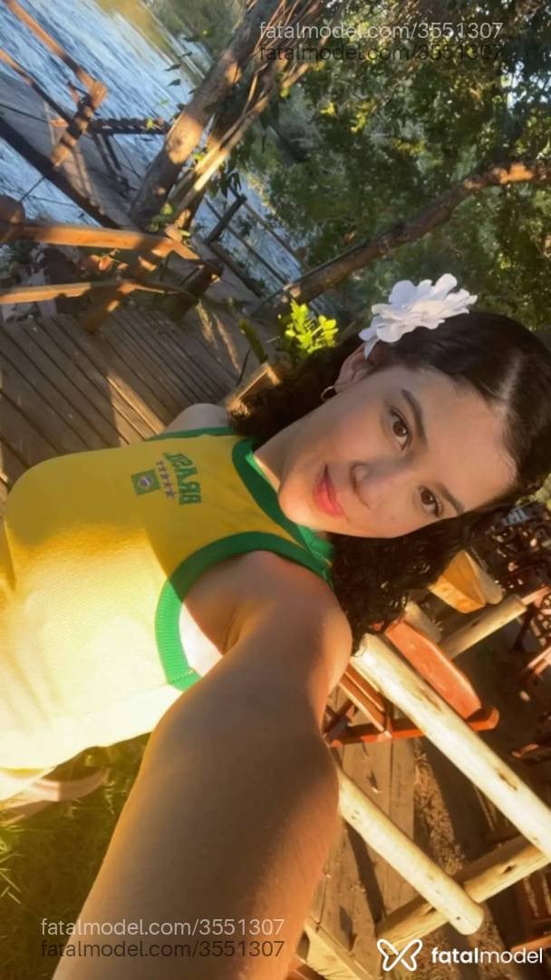 Acompanhante mulher com cabelo castanho de olhos castanhos - Paula Carvalho