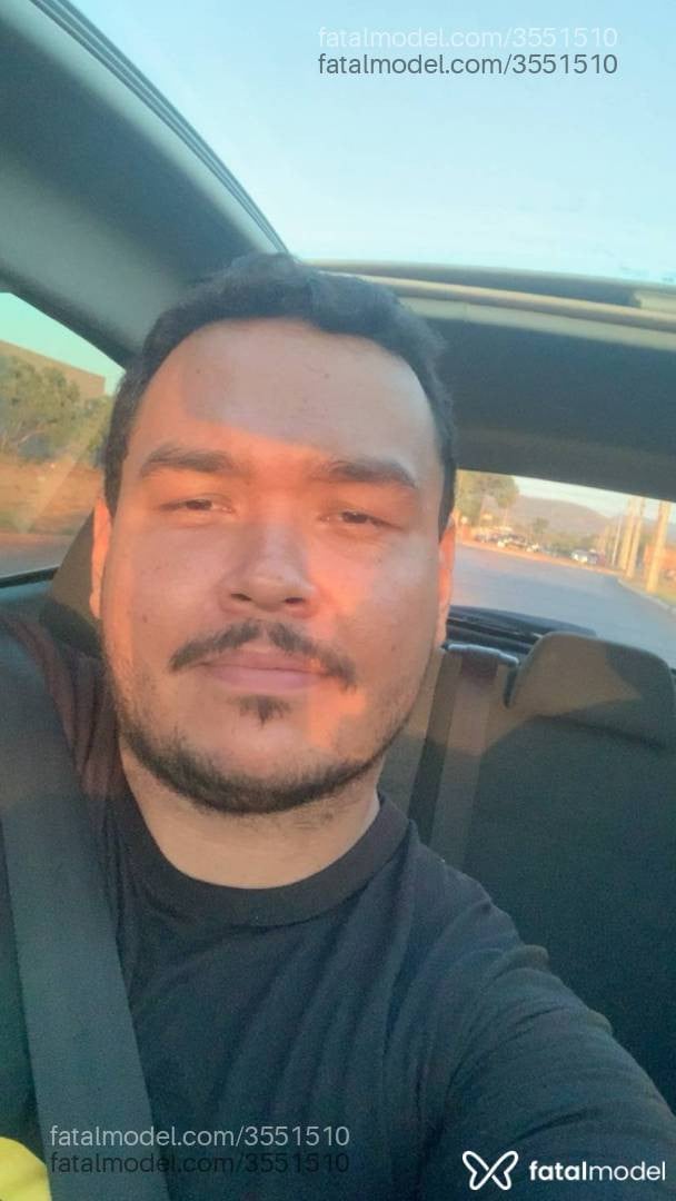 Acompanhante homem com cabelo castanho de olhos castanhos - Vínicios