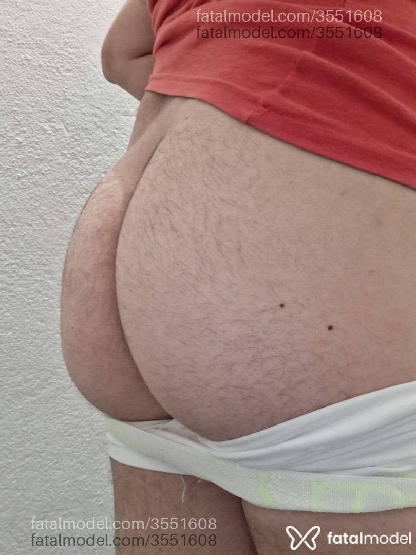 Acompanhante não-binário com cabelo castanho de olhos castanhos - Khays Micelli