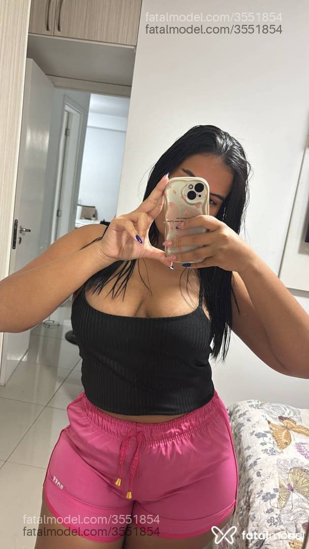 Acompanhante mulher morena (o) de olhos pretos - Helena