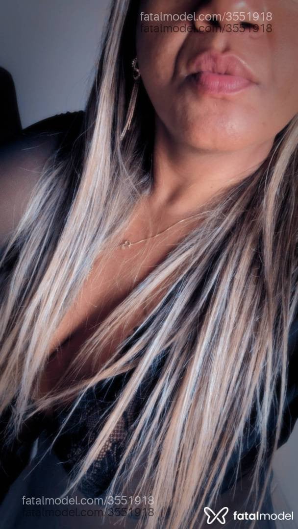 Acompanhante mulher loira (o) de olhos castanhos - Bruna