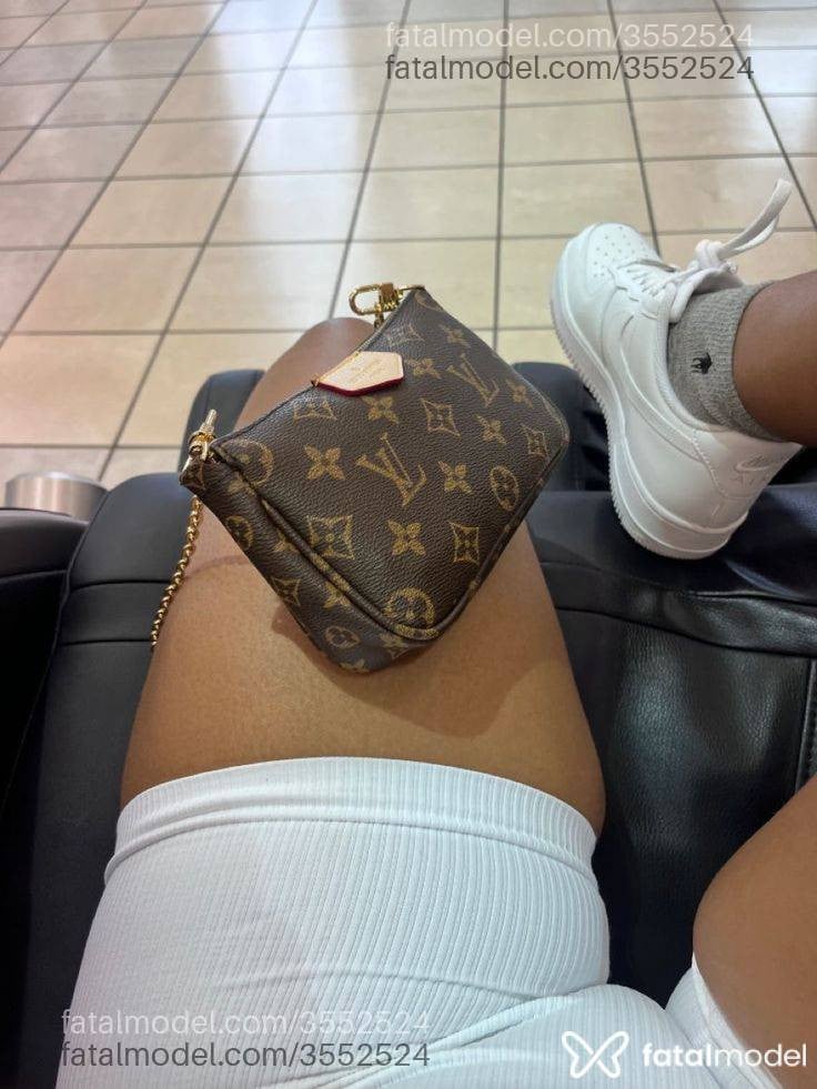 Acompanhante mulher com cabelo castanho de olhos castanhos - Renata
