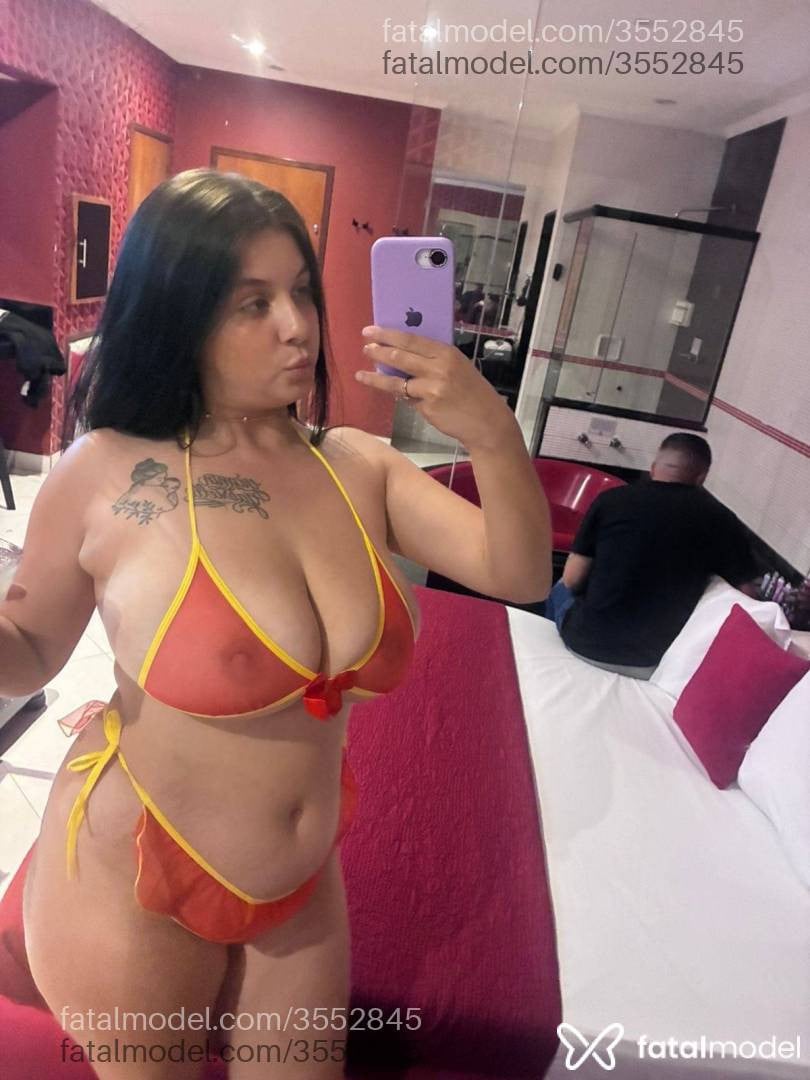 Acompanhante mulher morena (o) de olhos verdes - Penélope