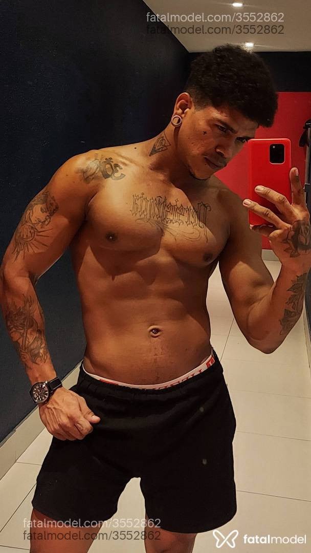 Acompanhante homem morena (o) de olhos pretos - Preto
