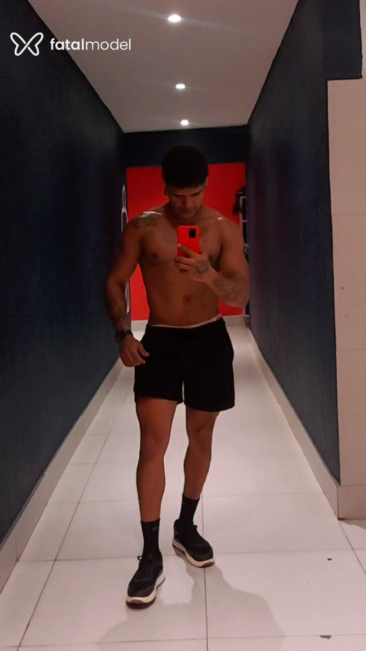 Acompanhante homem morena (o) de olhos pretos - Preto