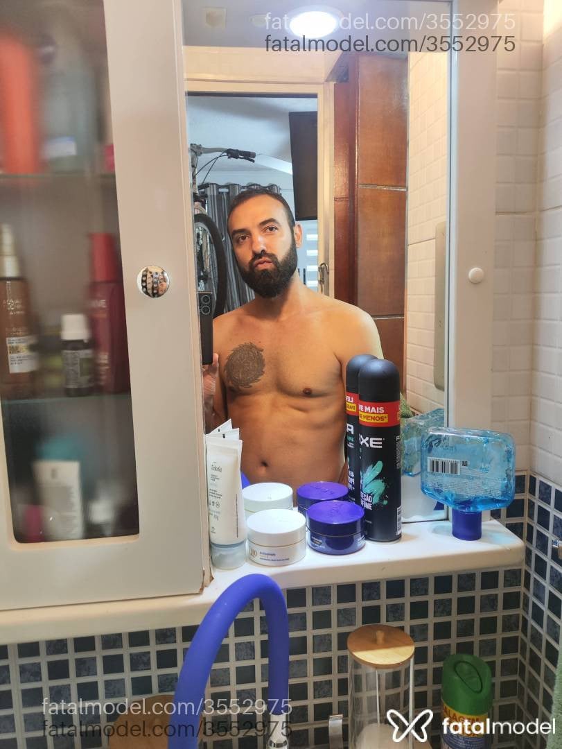 Acompanhante homem com cabelo castanho de olhos castanhos - Jhonn