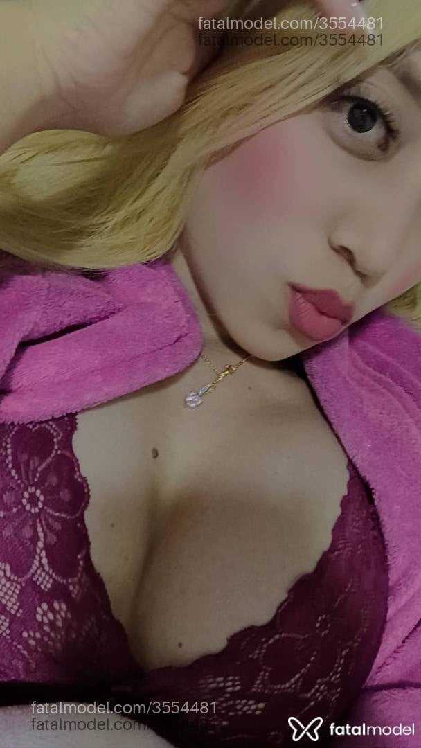 Acompanhante mulher loira (o) de olhos castanhos - Ariah