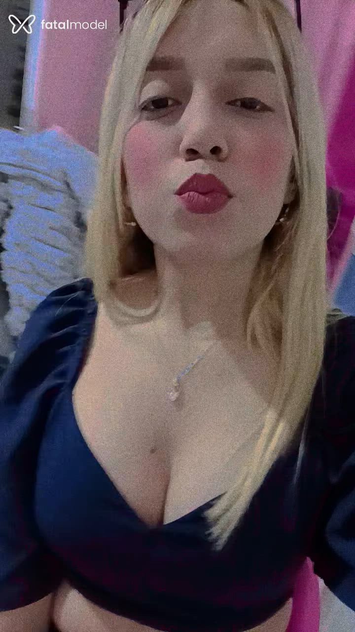 Acompanhante mulher loira (o) de olhos castanhos - Ariah