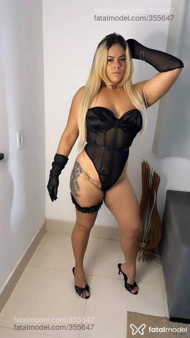 Acompanhante mulher loira (o) de olhos pretos - Lary Fontenelle
