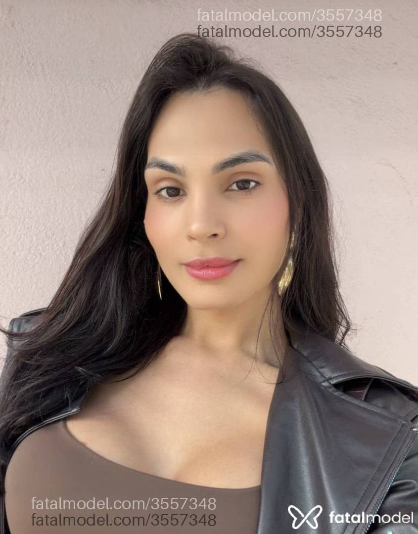 Acompanhante mulher trans com cabelo castanho de olhos castanhos - Clarice