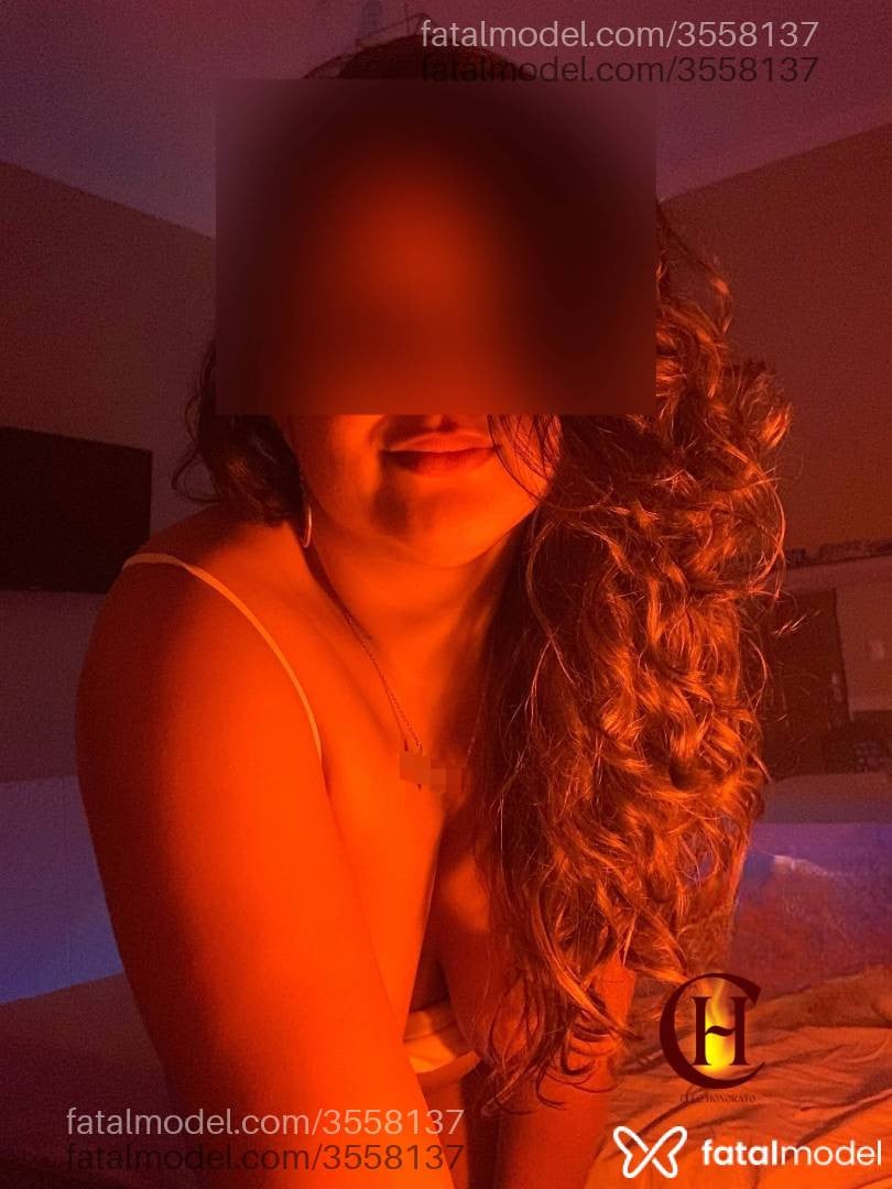 Acompanhante mulher com cabelo castanho de olhos castanhos - Cleo Honorato