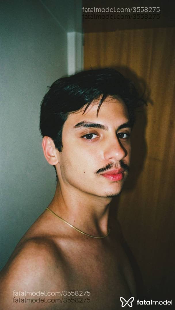 Acompanhante homem com cabelo castanho de olhos castanhos - Petrovo