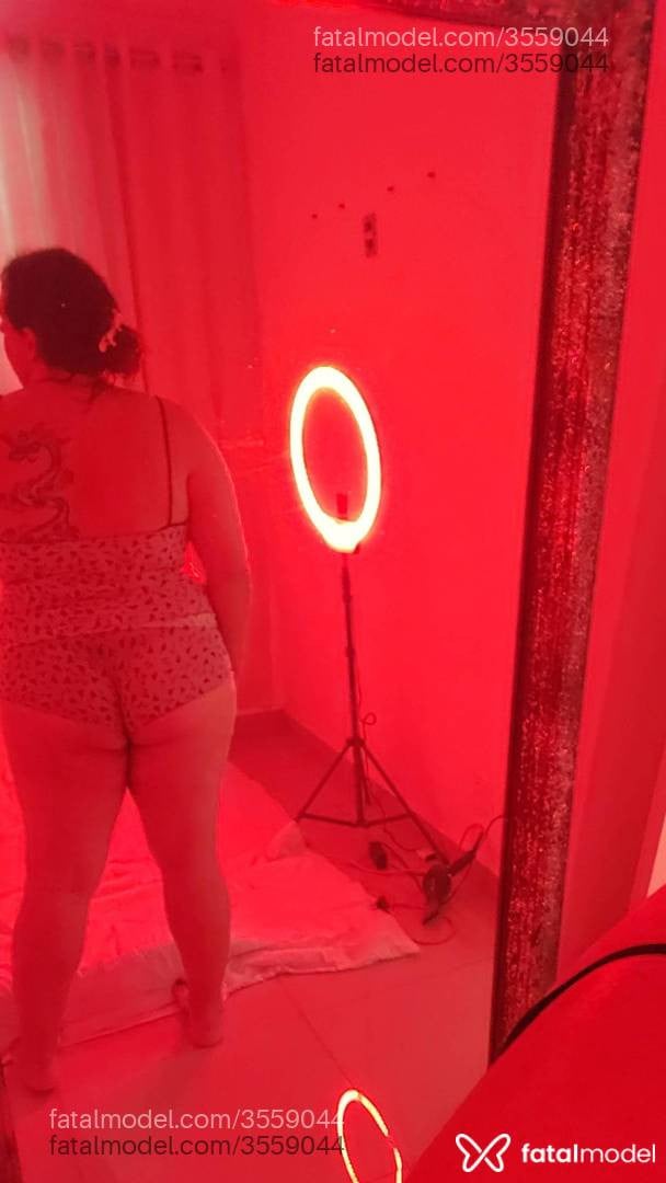 Acompanhante mulher trans morena (o) de olhos azuis - Sarah Góes