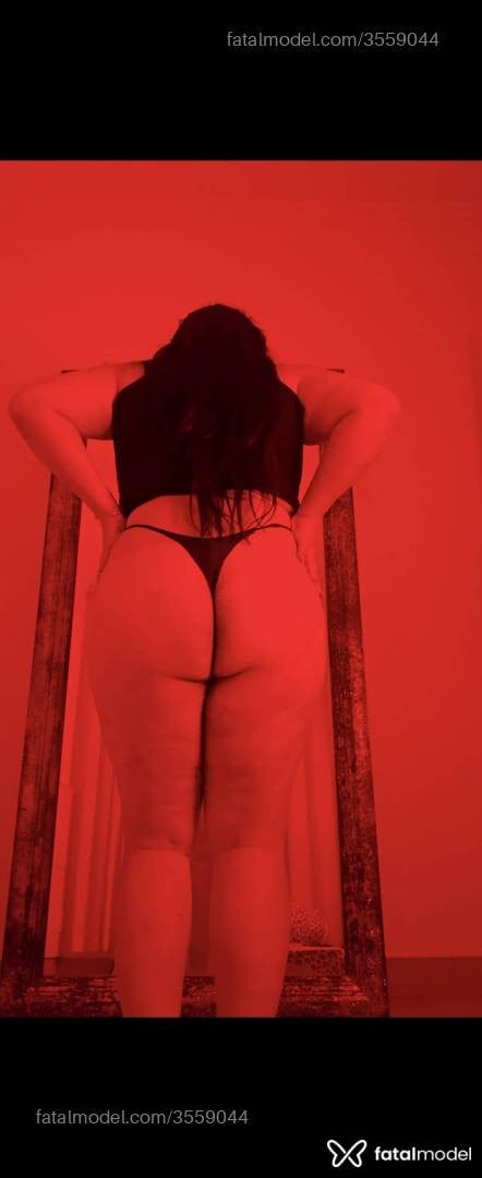 Acompanhante mulher trans morena (o) de olhos azuis - Sarah Góes