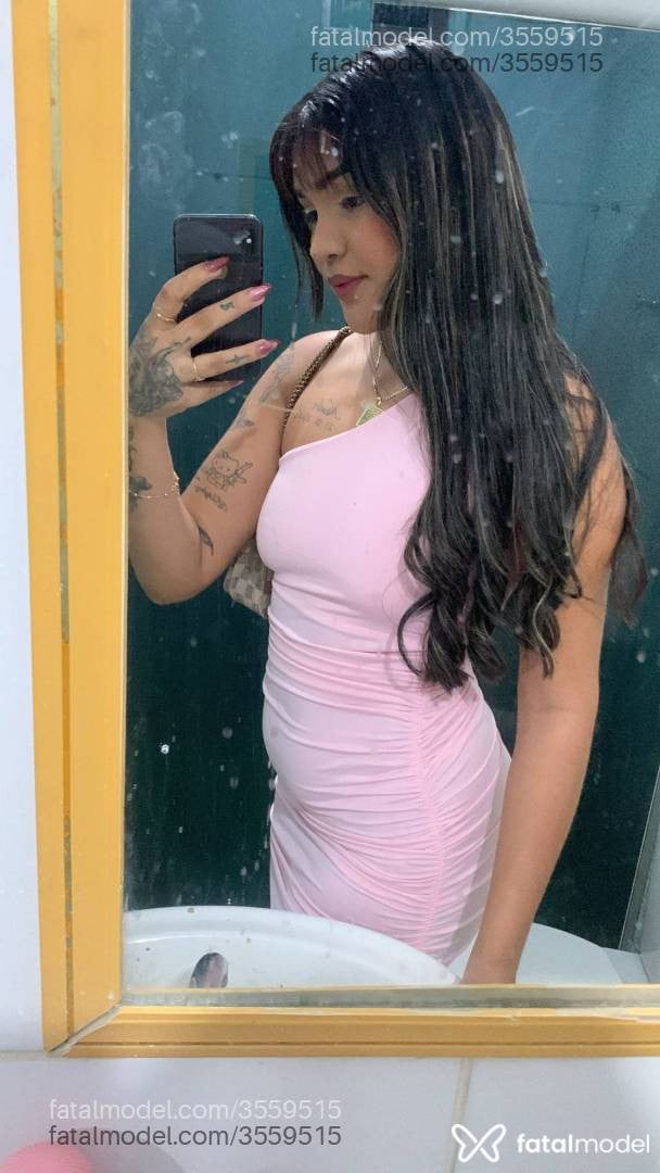 Acompanhante mulher com cabelo colorido de olhos castanhos - Beatrys