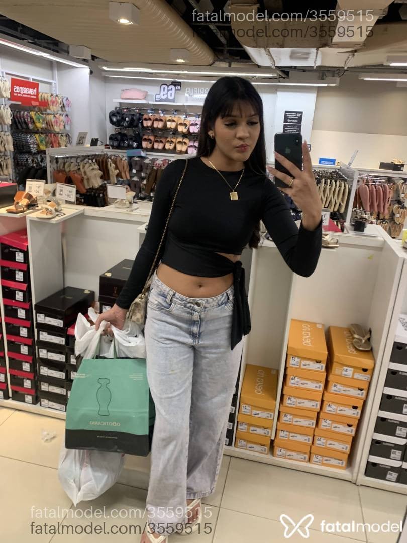 Acompanhante mulher com cabelo colorido de olhos castanhos - Bya