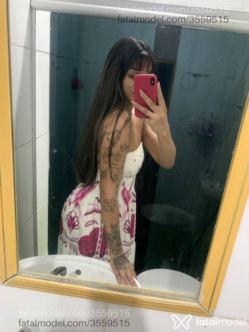 Acompanhante mulher com cabelo colorido de olhos castanhos - Beatrys