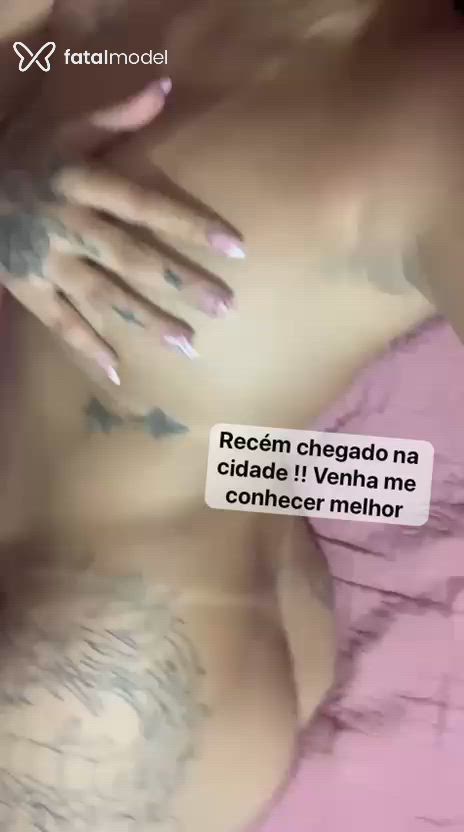 Acompanhante mulher com cabelo colorido de olhos castanhos - Beatrys