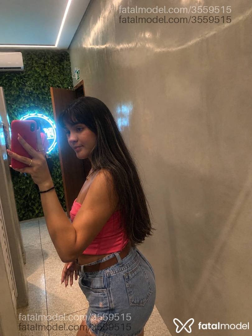Acompanhante mulher com cabelo colorido de olhos castanhos - Beatrys