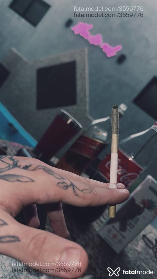 Acompanhante homem com cabelo castanho de olhos castanhos - Ogarotin