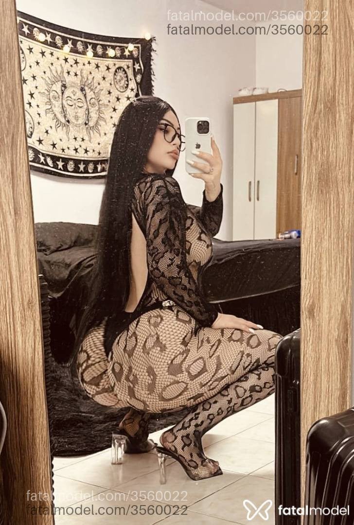 Acompanhante mulher morena (o) de olhos azuis - Emma Castello