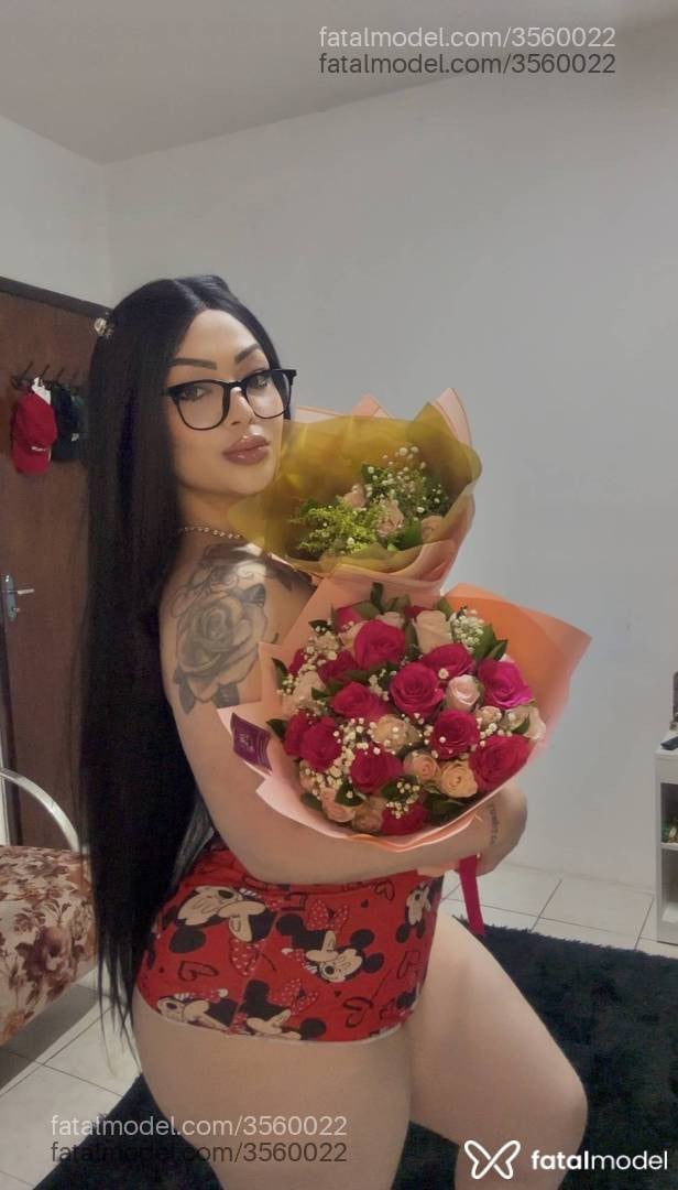 Acompanhante mulher morena (o) de olhos azuis - Emma Castello