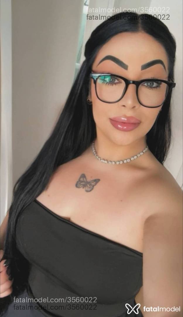 Acompanhante mulher morena (o) de olhos azuis - Emma Castello