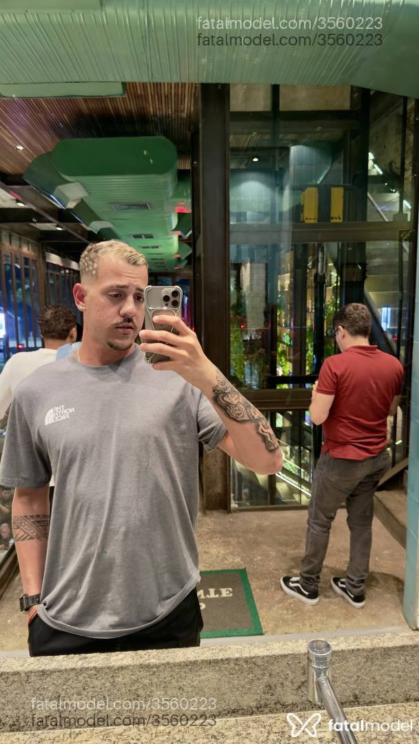 Acompanhante homem com cabelo castanho de olhos castanhos - Pedro Dom