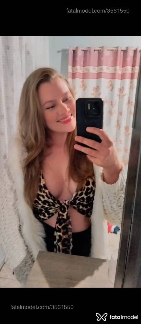 Acompanhante mulher loira (o) de olhos azuis - Larissa