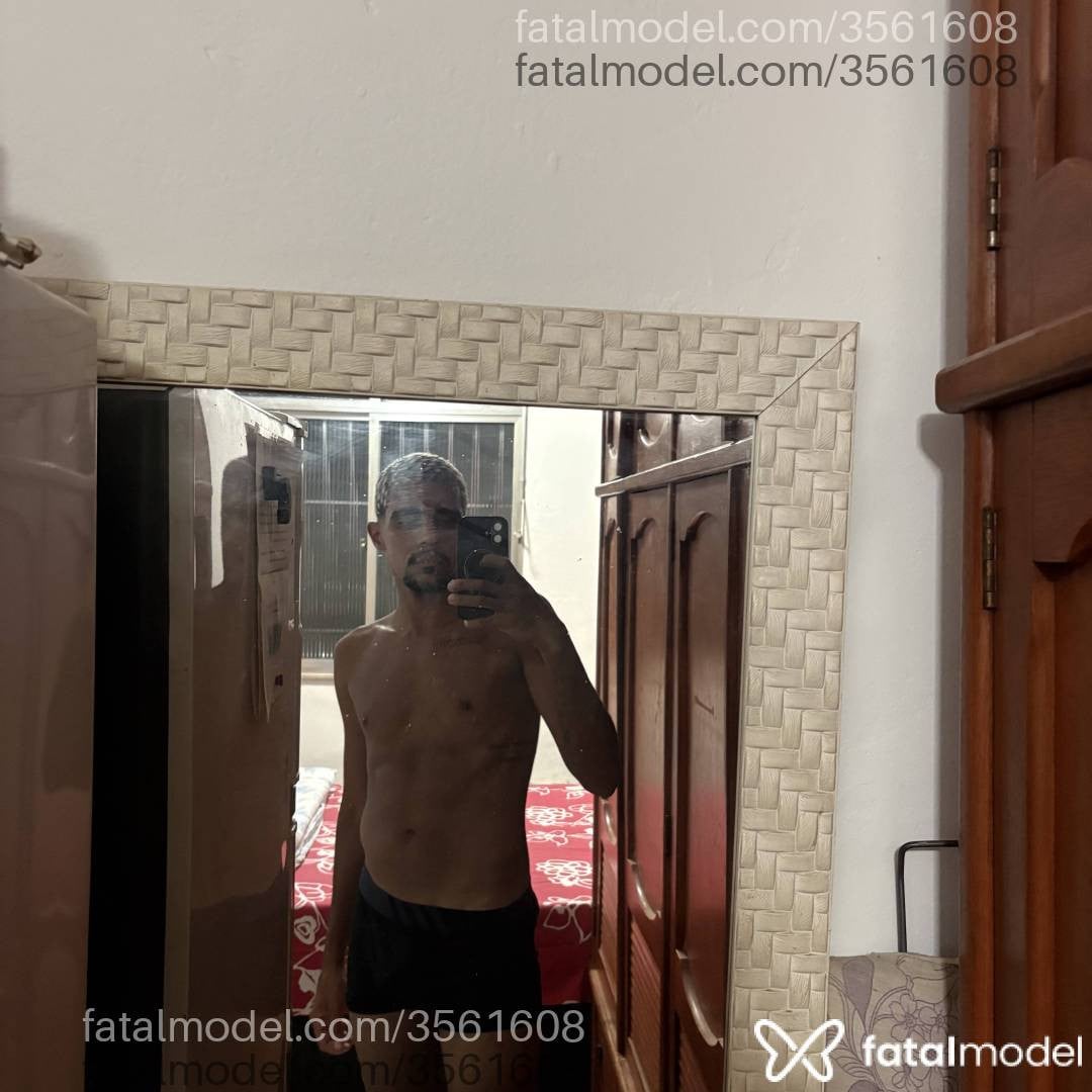 Acompanhante homem com cabelo colorido de olhos pretos - Igor Aquino