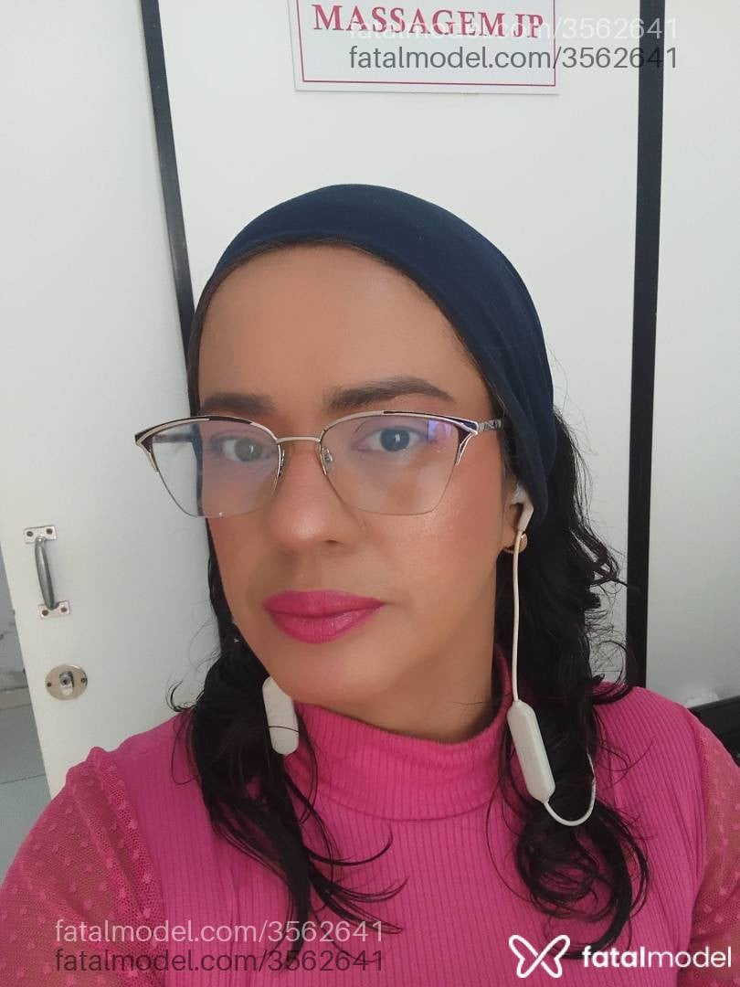 Acompanhante mulher morena (o) de olhos pretos - Maria