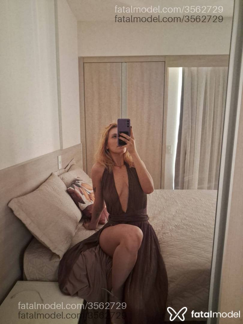Acompanhante mulher loira (o) de olhos castanhos - Becca