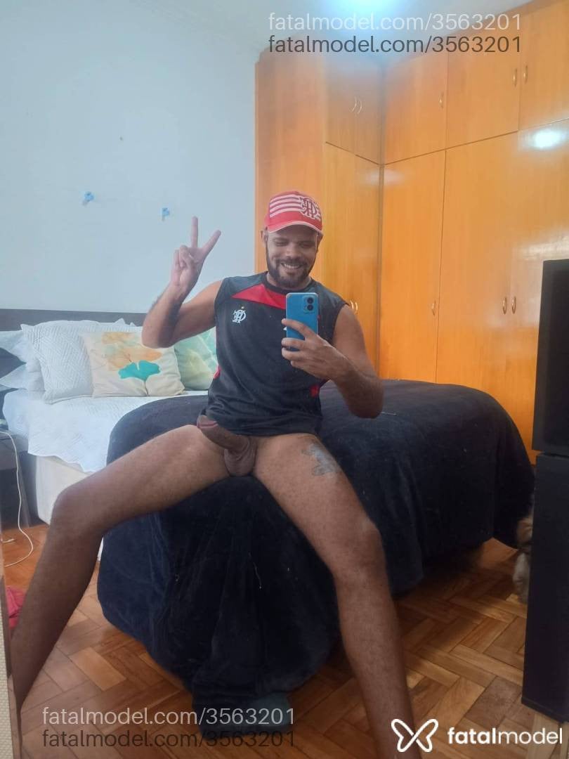 Acompanhante homem sem cabelo de olhos castanhos - Henrique