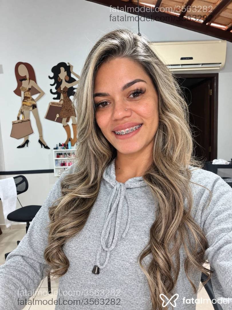 Acompanhante mulher loira (o) de olhos castanhos - Amora