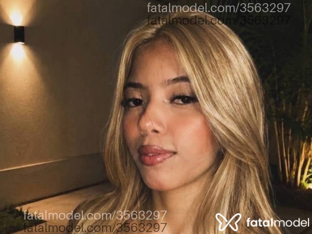 Acompanhante mulher loira (o) de olhos castanhos - Nicolle
