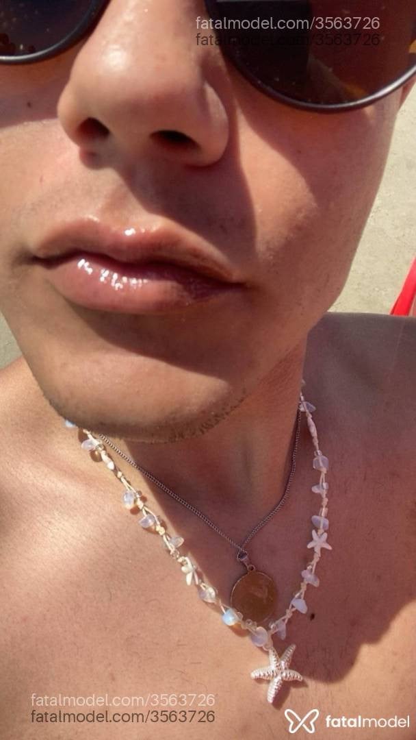 Acompanhante homem com cabelo castanho de olhos pretos - Lucas