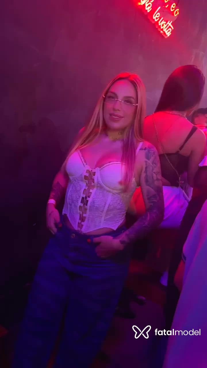 Acompanhante mulher loira (o) de olhos verdes - Ágata