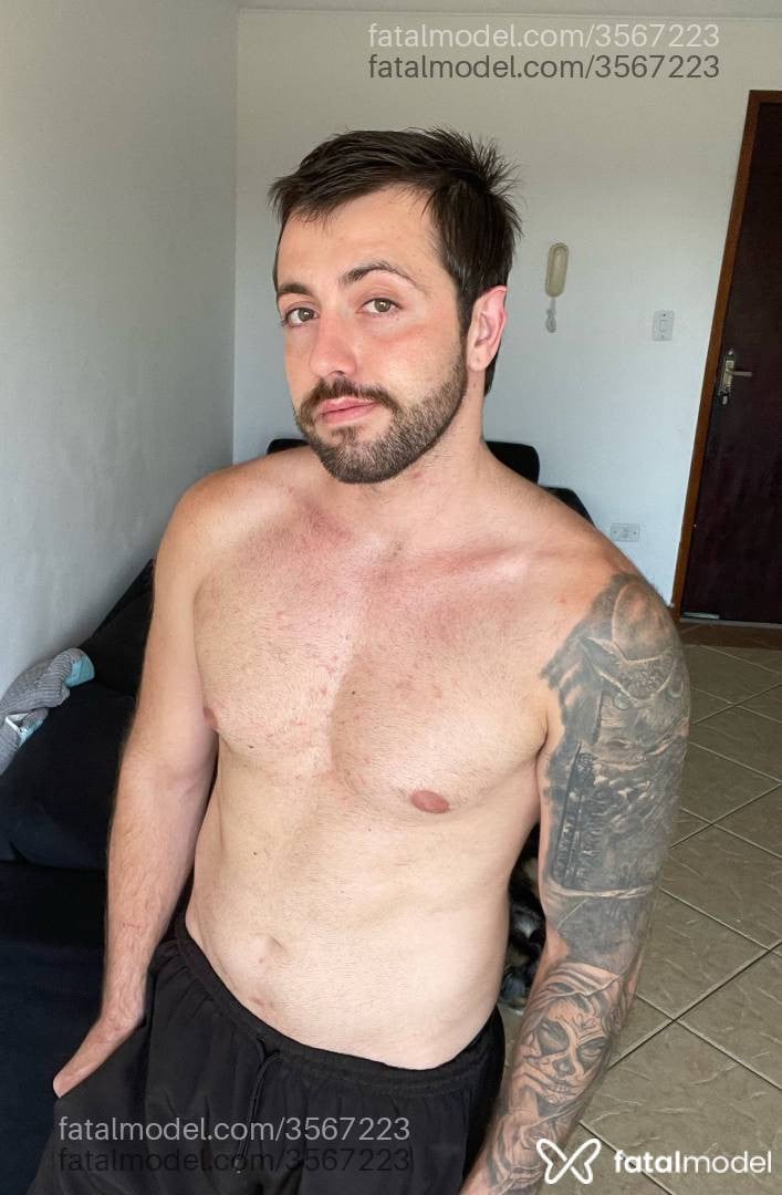Acompanhante homem com cabelo castanho de olhos verdes - Alexandre
