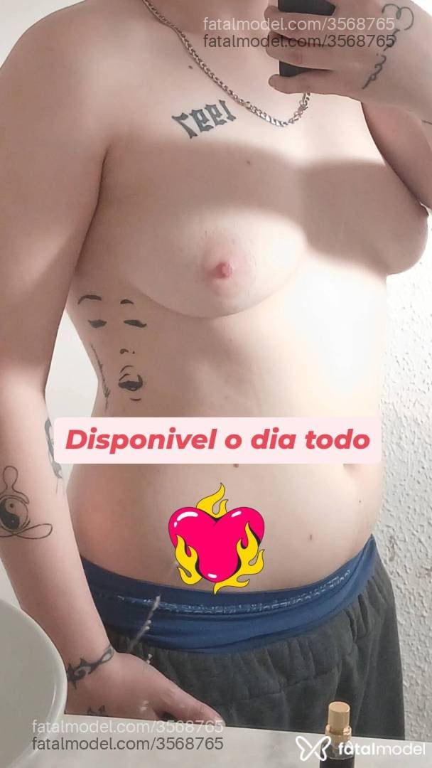 Acompanhante homem trans com cabelo castanho de olhos mel - Alexander