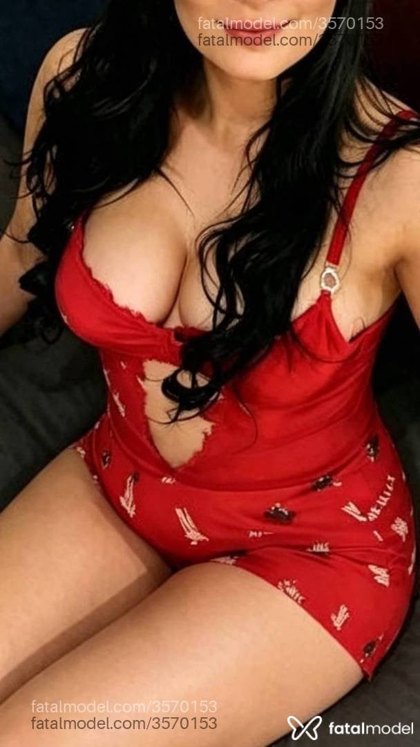 Acompanhante mulher morena (o) de olhos azuis - Júlia Munhos