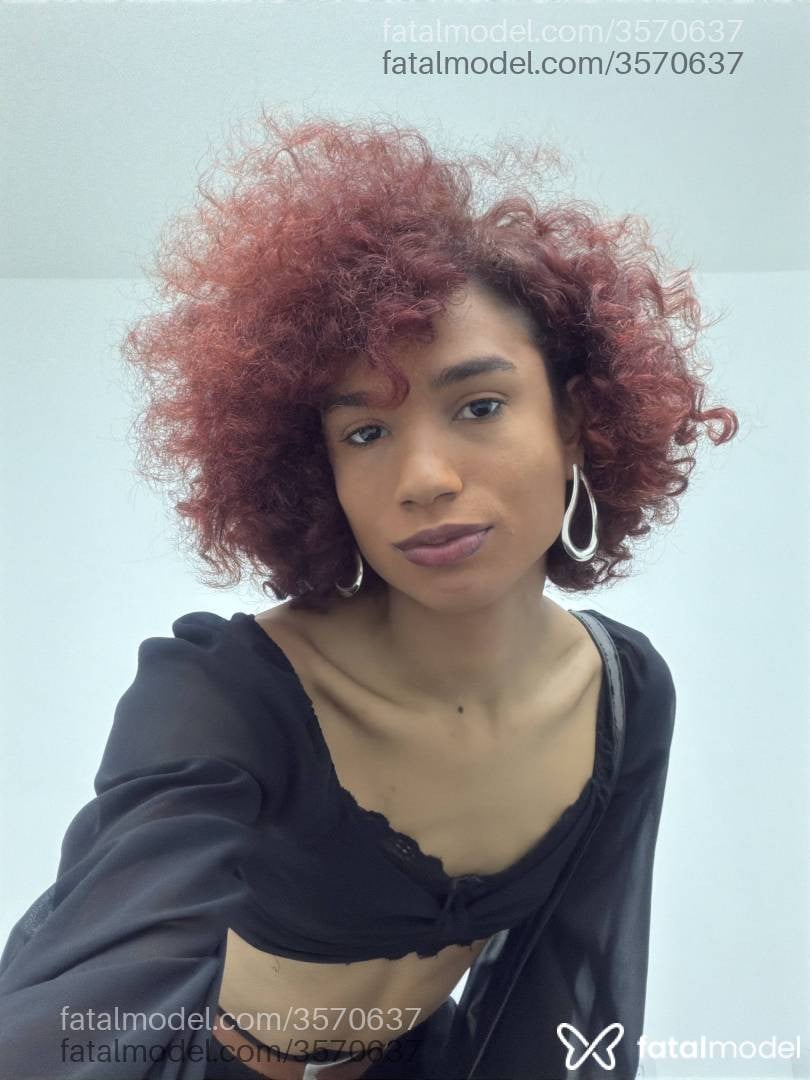 Acompanhante mulher trans ruiva (o) de olhos castanhos - Luz