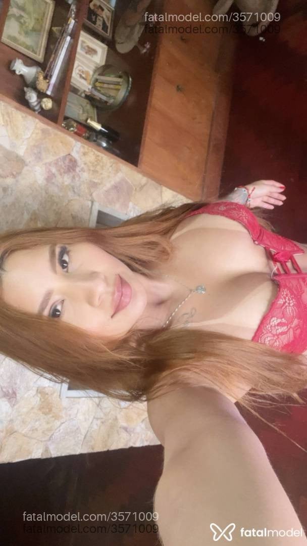 Acompanhante mulher ruiva (o) de olhos pretos - Camila