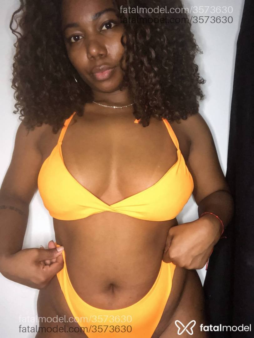 Acompanhante mulher com cabelo castanho de olhos castanhos - Prethax