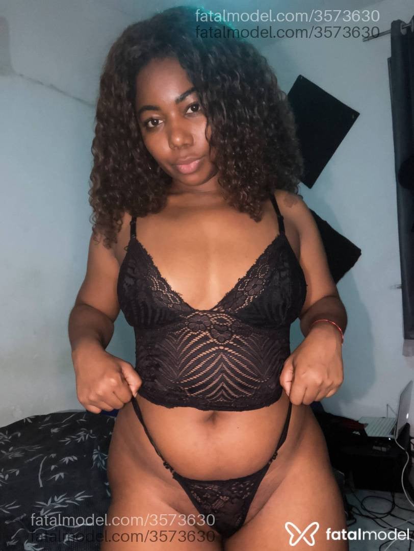 Acompanhante mulher com cabelo castanho de olhos castanhos - Prethax