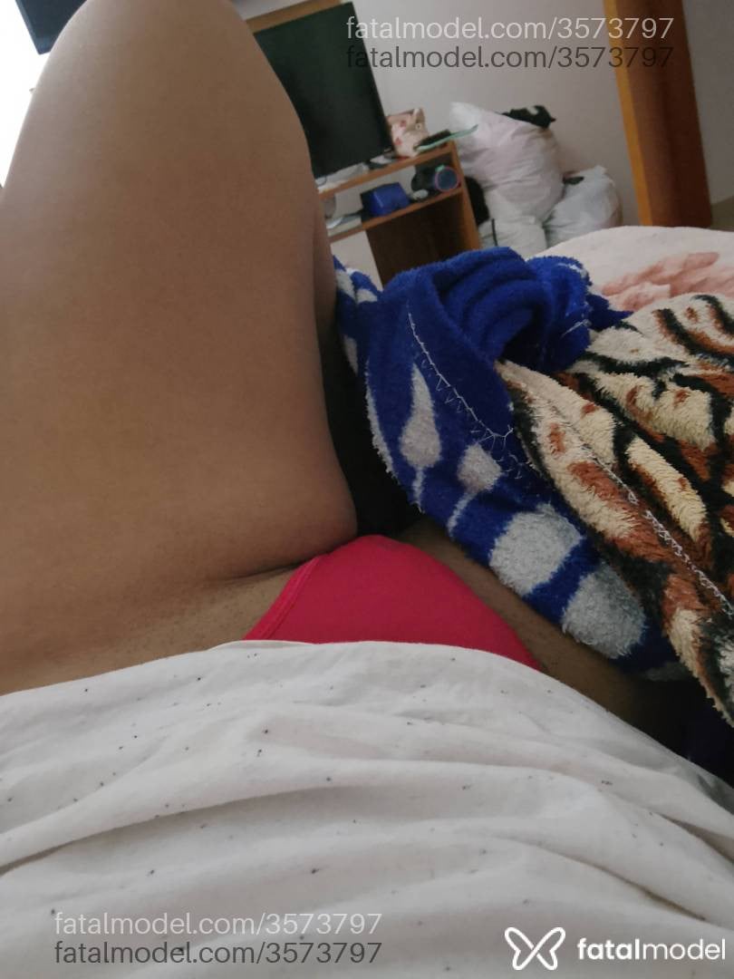 Acompanhante mulher morena (o) de olhos pretos - Débora