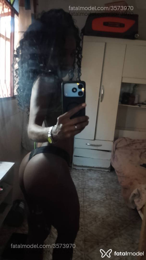 Acompanhante mulher morena (o) de olhos castanhos - Pretinhabombom
