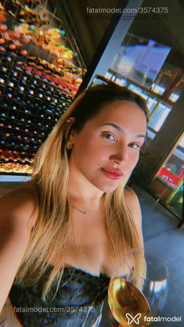 Acompanhante mulher loira (o) de olhos mel - Mykell