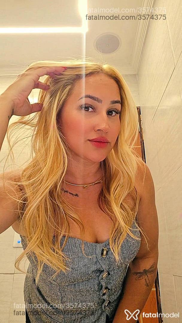 Acompanhante mulher loira (o) de olhos mel - Mykell