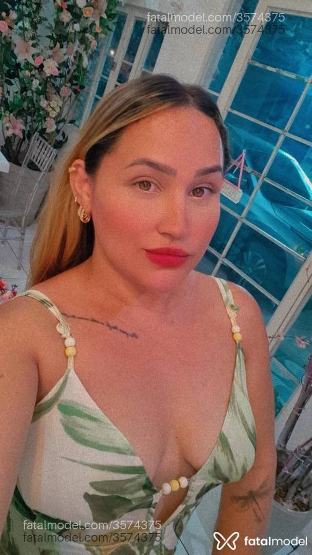 Acompanhante mulher loira (o) de olhos mel - Mykell